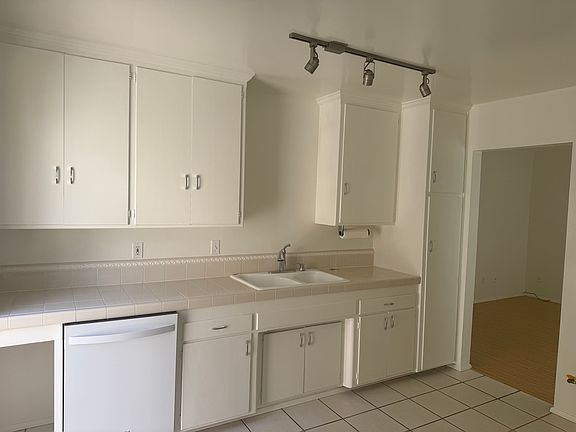 4th image of 3913 Centre St #A