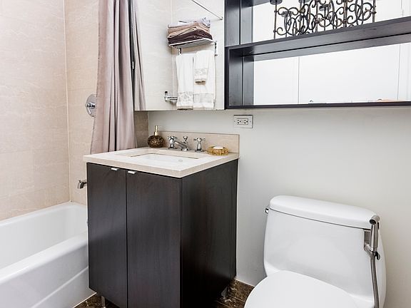 4th image of 215 E 96th St #30B