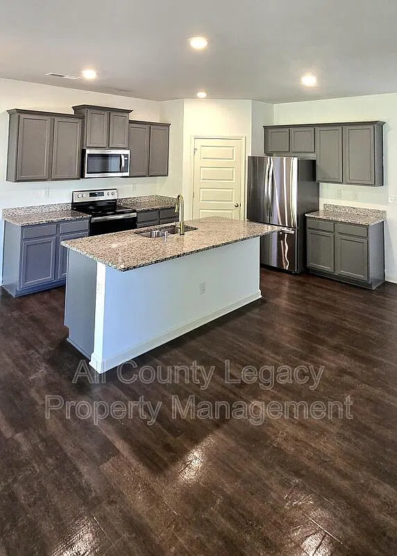 5 bed, 3.0 bath, 2556 sqft, $2,195 — Photo 3