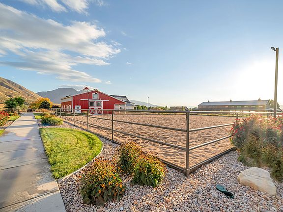 5th image of 748 E Sierra View Dr