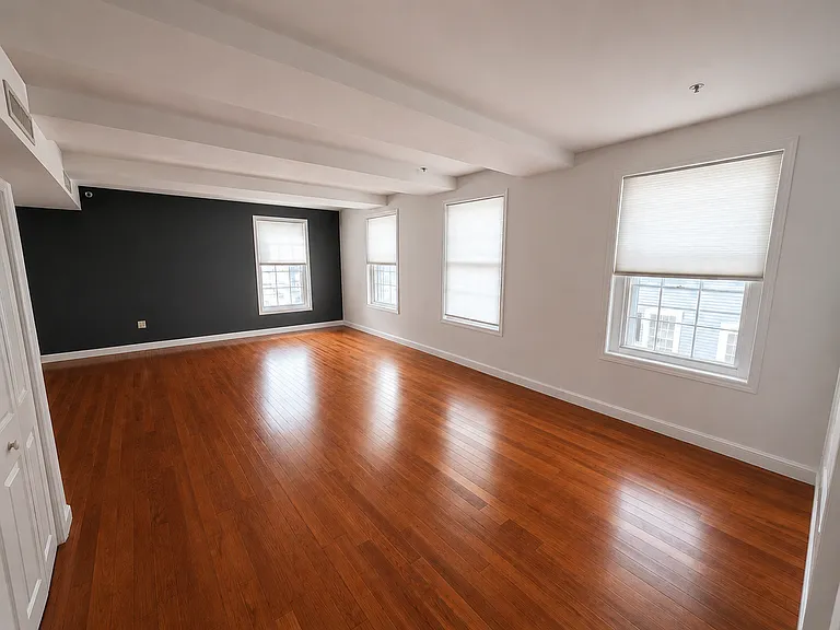 122 Washington St — Photo 5