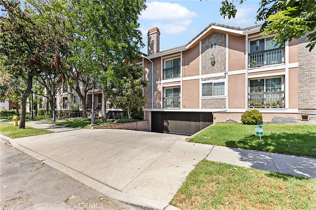 2 bed, 1337 sqft, $3,400 — Photo 1