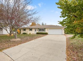 128 Village View Ct, Oregon, WI 53575