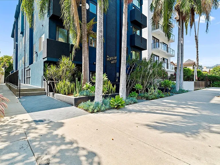 135 N Doheny Dr #202 — Photo 14