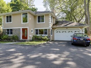 68 Middle Neck Rd, Roslyn, NY 11576