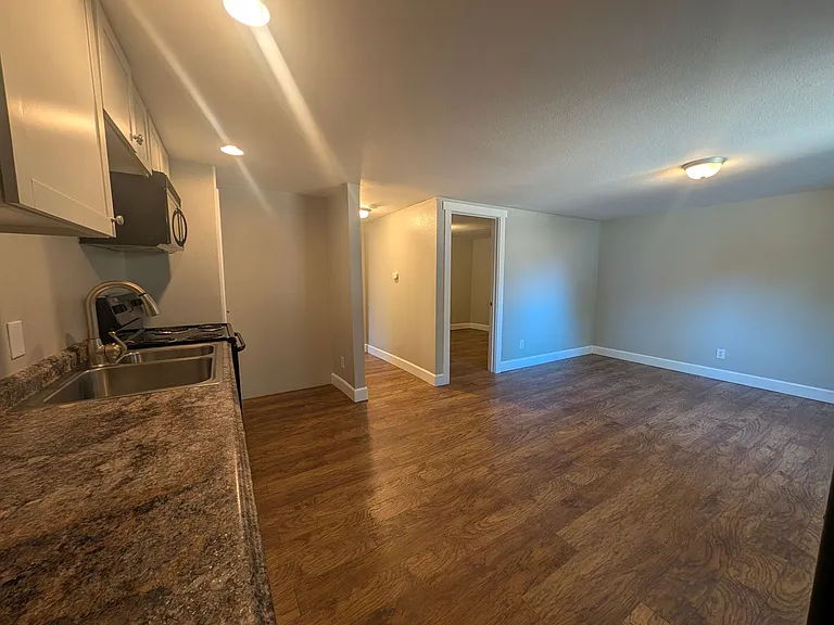 133 Marion Ave N — Photo 5