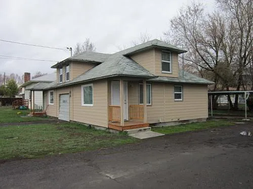 1747 Burns St photo 1