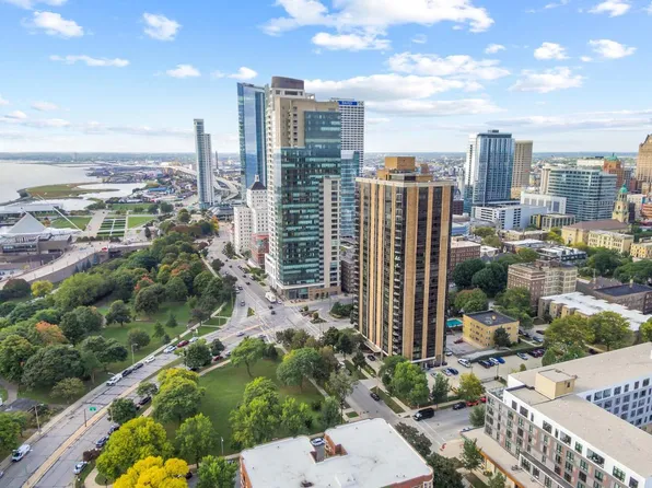 929 North Astor STREET #2706/2708, Milwaukee, WI 53202