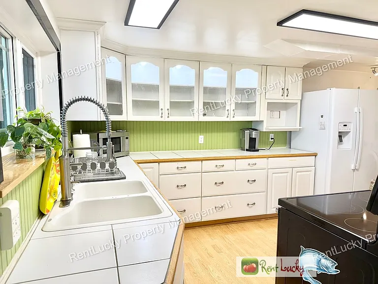 1612 Markham Ave NE — Photo 2