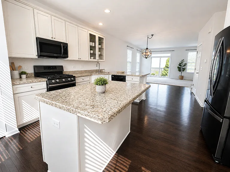 95 Valencia Pkwy — Photo 2