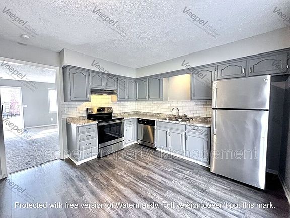 4th image of 512 E 97th Ter