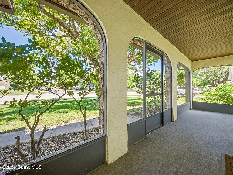 2224 Westminster Dr — Photo 33