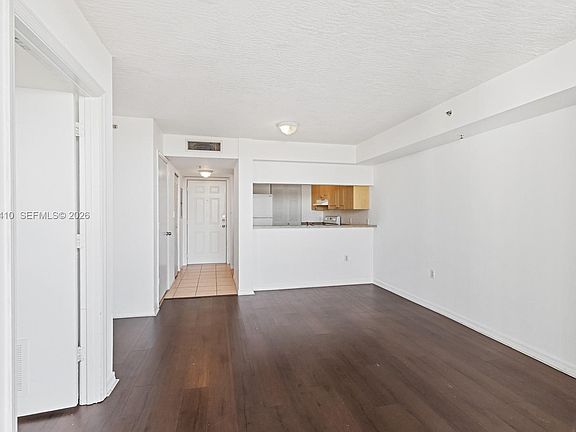 5th image of 102 SW 6th Ave APT 605