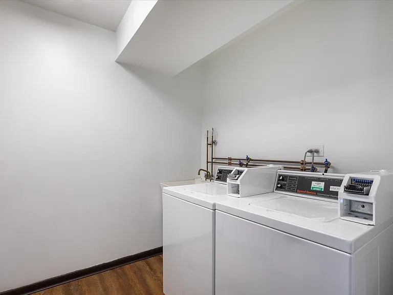 708 W 65th St #6 — Photo 24