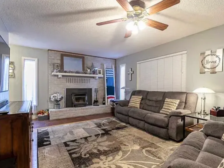 595 McMullin Dr — Photo 2