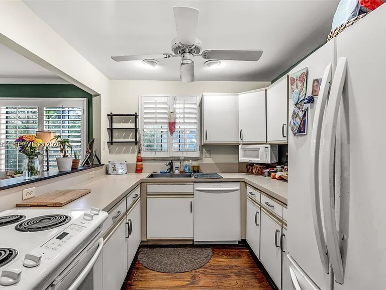320 SE 10th Ave #D — Photo 10