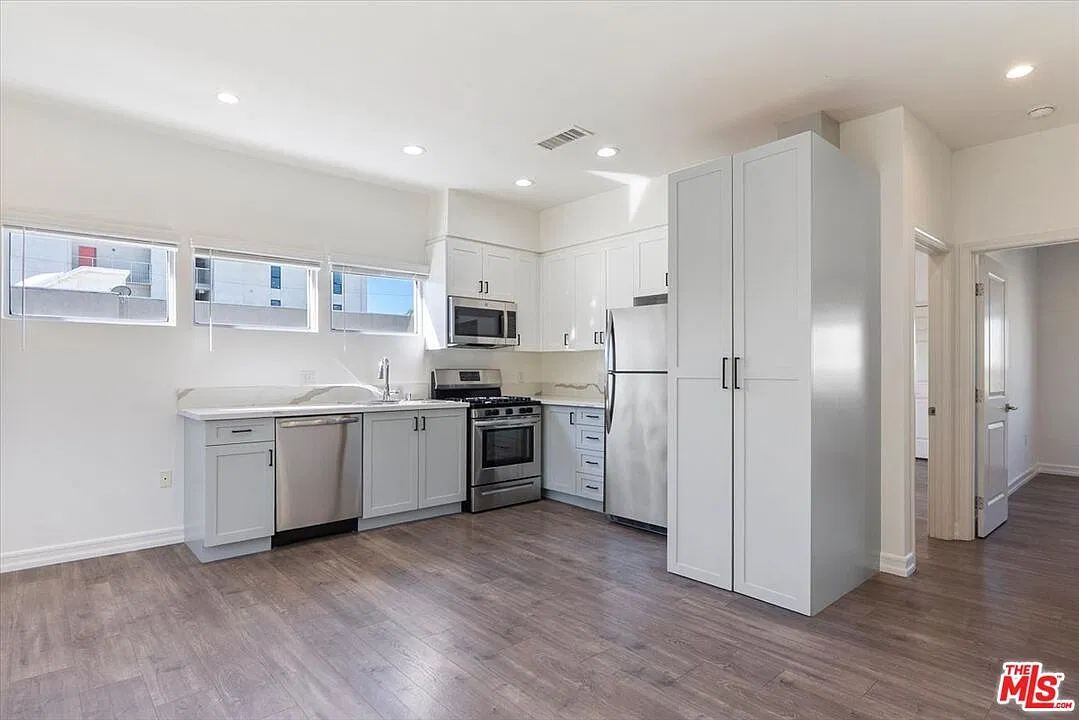 2 bed, 1.0 bath, $2,850 — Photo 4