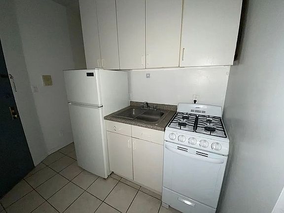 5th image of 346 W 36th St APT 3B