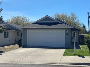 121 Cottonwood Dr, Eagle Pt, OR 97524