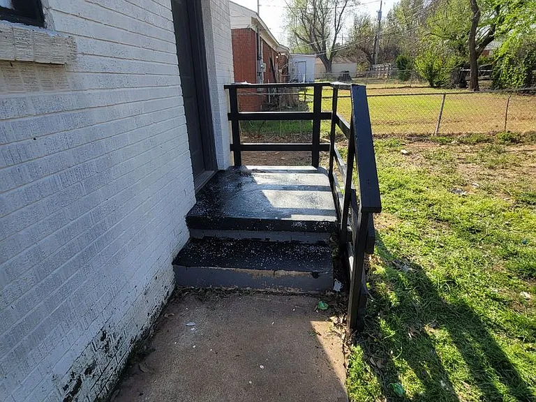 555 E Harmon Dr — Photo 12