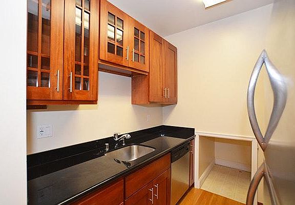 4th image of 1384 Grove St