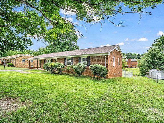 2nd image of 2917 Poplar Cir