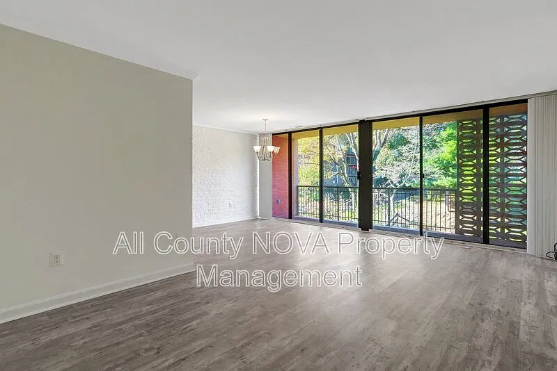 3 bed, 1.5 bath, 1227 sqft, $2,350 — Photo 3