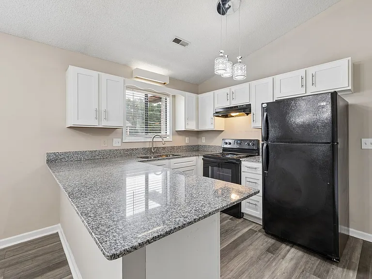 Country Shores Apartments — Photo 1