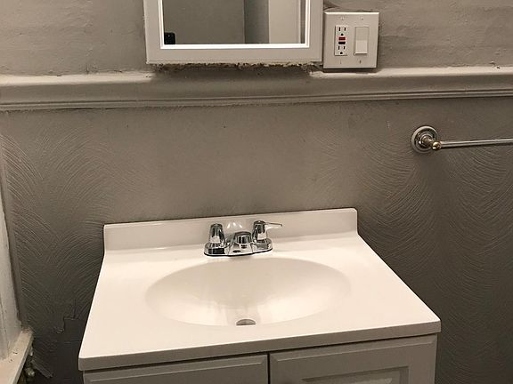 2nd image of 818 Broad St APT B
