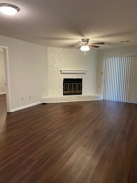 3 bed, 1230 sqft, $1,350 — Photo 2