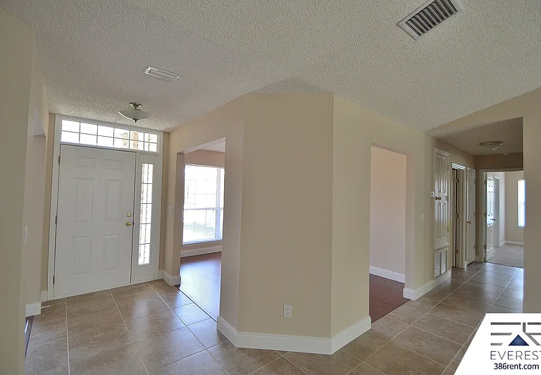 30 Lancelot Dr — Photo 3