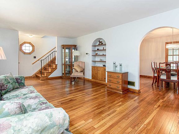 4th image of 130 E Schreyer Pl