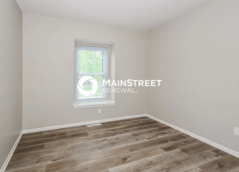 404 NE Station Dr — Photo 5