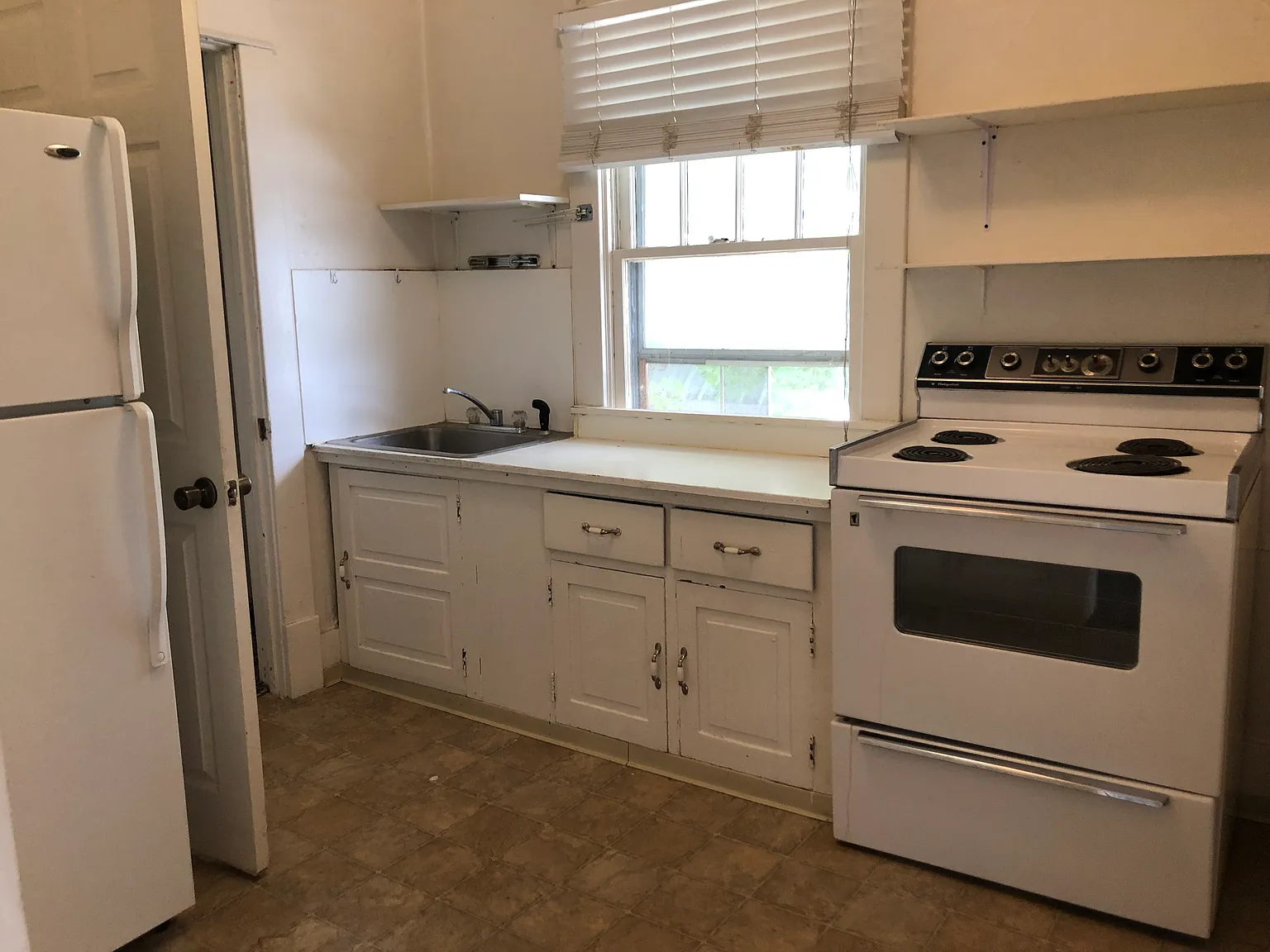 3 bed, 714 sqft, $1,200 — Photo 2