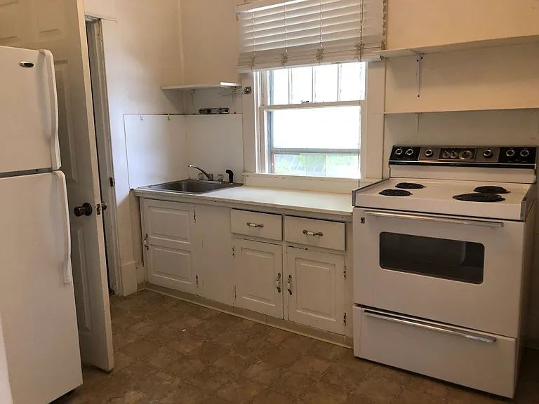 405 NE Campus St #4 — Photo 2
