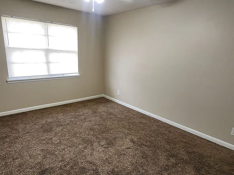 1057 N Main St — Photo 7