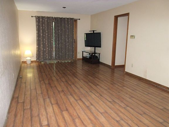 5th image of 23003 Weymouth Ln