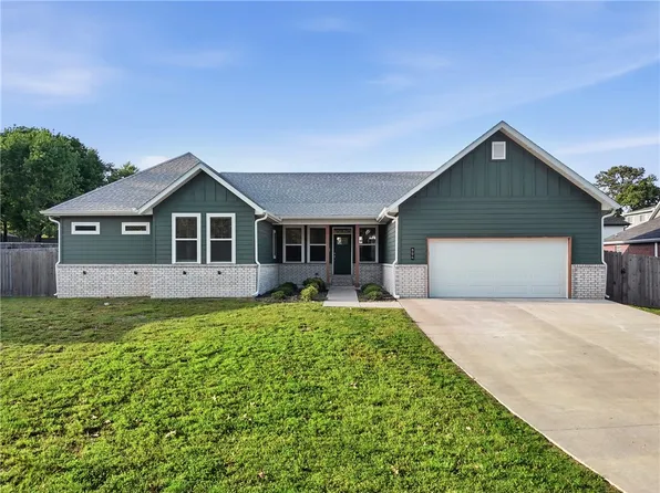 804 E Parks St, Prairie Grove, AR 72753