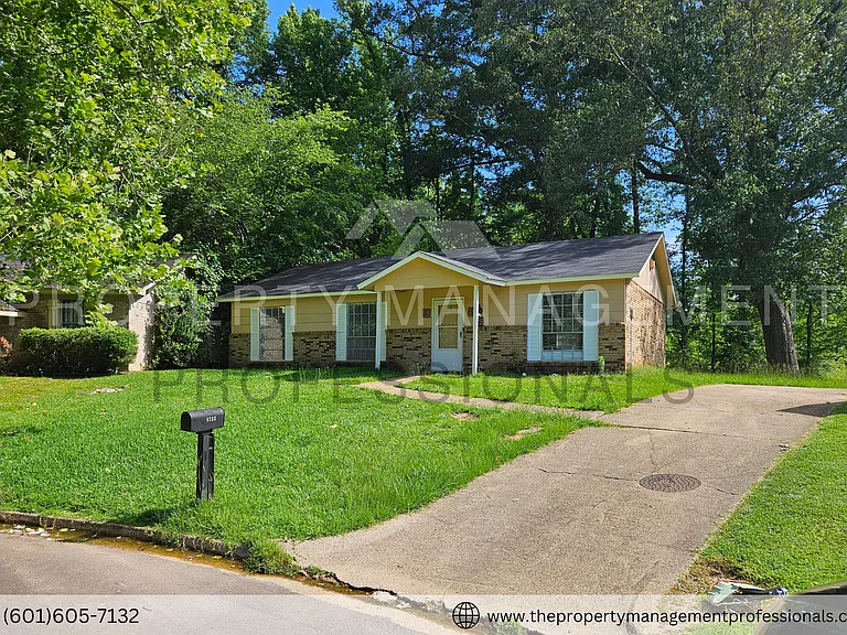 1732 Brookhollow Cir — Photo 2