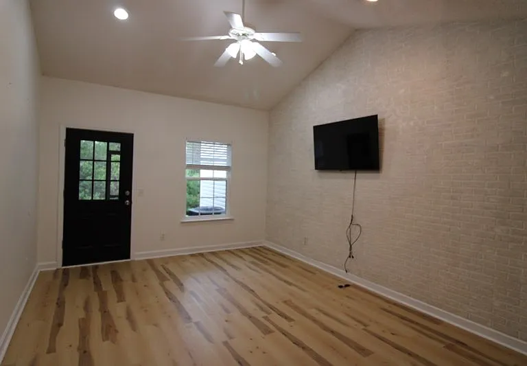 348 Moss Creek Ln — Photo 5