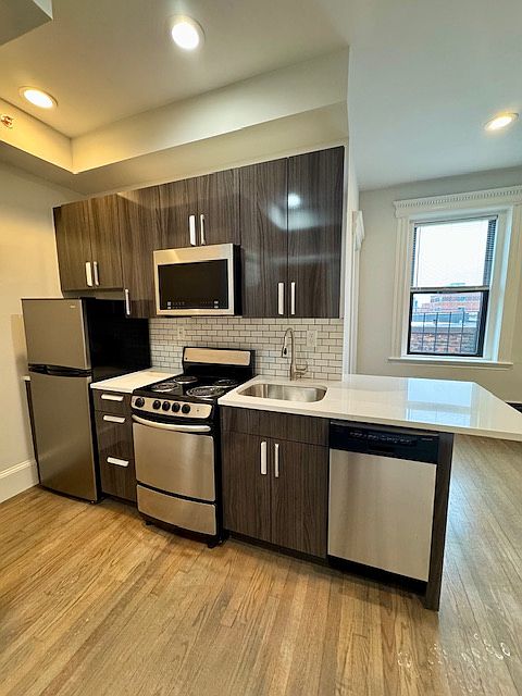 2nd image of 17 Queensberry St #27