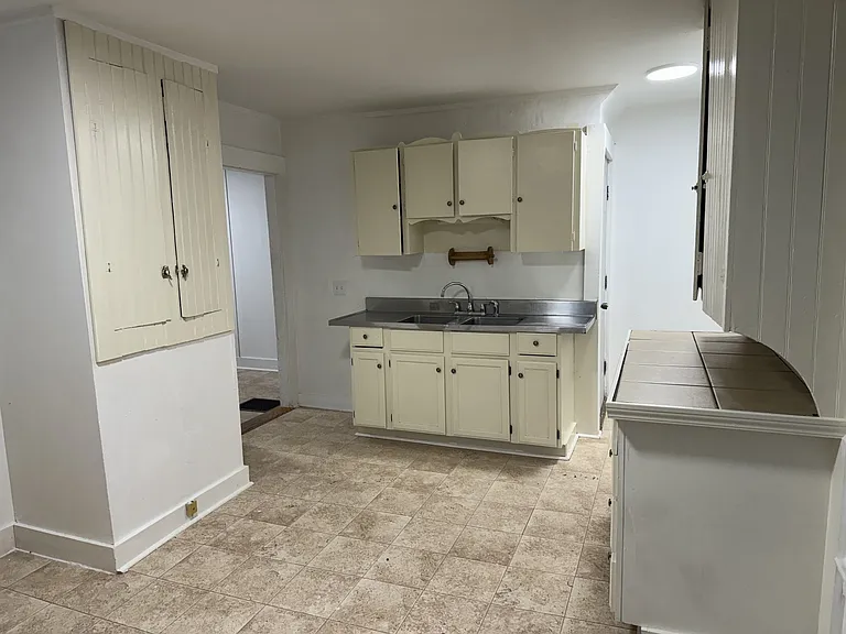 270 S Main St #4 — Photo 1
