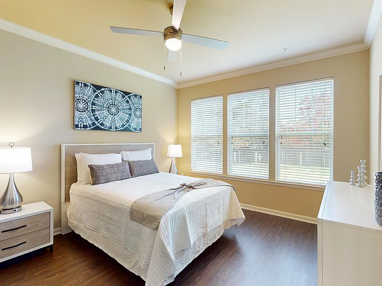 Signal Hill Apartment Homes — Photo 14