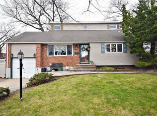 11 10th Ave, Farmingdale, NY 11735