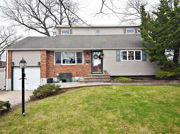 11 10th Avenue, Farmingdale, NY 11735