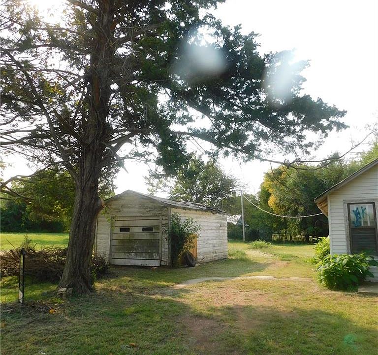 2nd image of 210 W Maple St