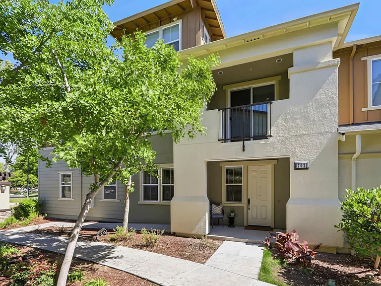702 Elderberry Dr — Photo 3