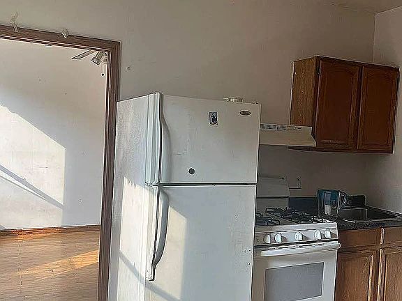 3rd image of 402 E 69th St APT 16