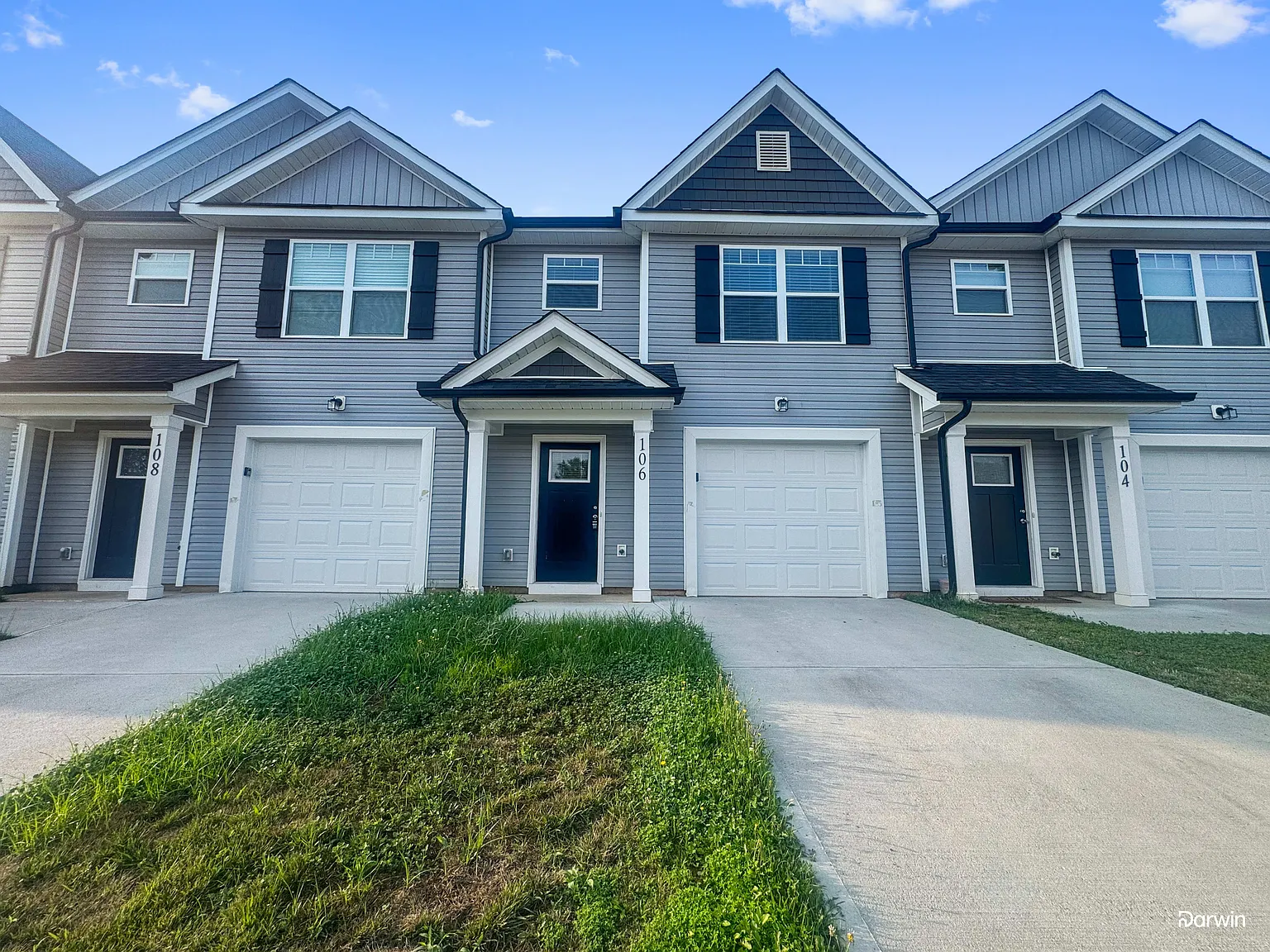 3 bed, 2.5 bath, 1558 sqft, $1,605 — Photo 1