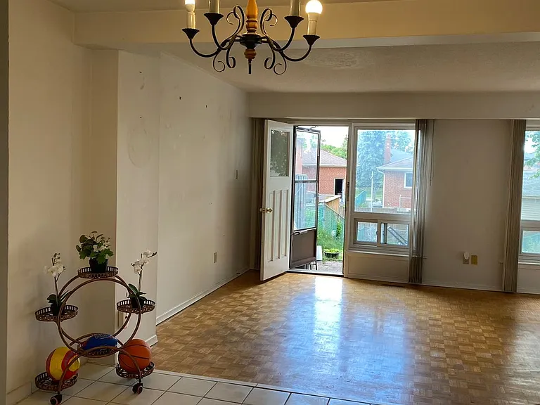 155 Corinthian Blvd — Photo 4